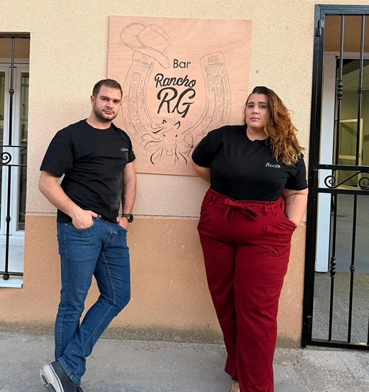 La pareja de madrileños que dará vida a Lomoviejo reabriendo su bar Fotografía cedida a EL ESPAÑOL de Castilla y León La pareja de madrileños que dará vida a Lomoviejo reabriendo su bar Fotografía cedida a EL ESPAÑOL de Castilla y León